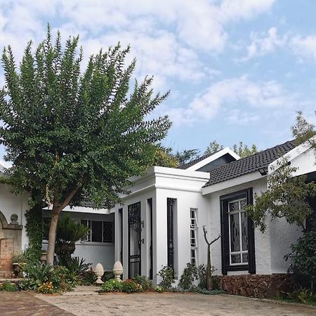 At 98 On Lynburn Guest House Pretoria-Noord Esterno foto