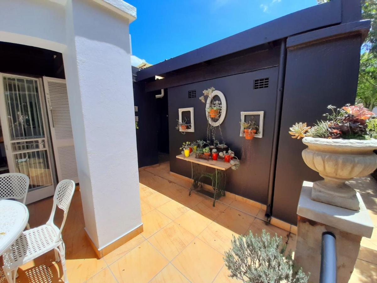 At 98 On Lynburn Guest House Pretoria-Noord Esterno foto