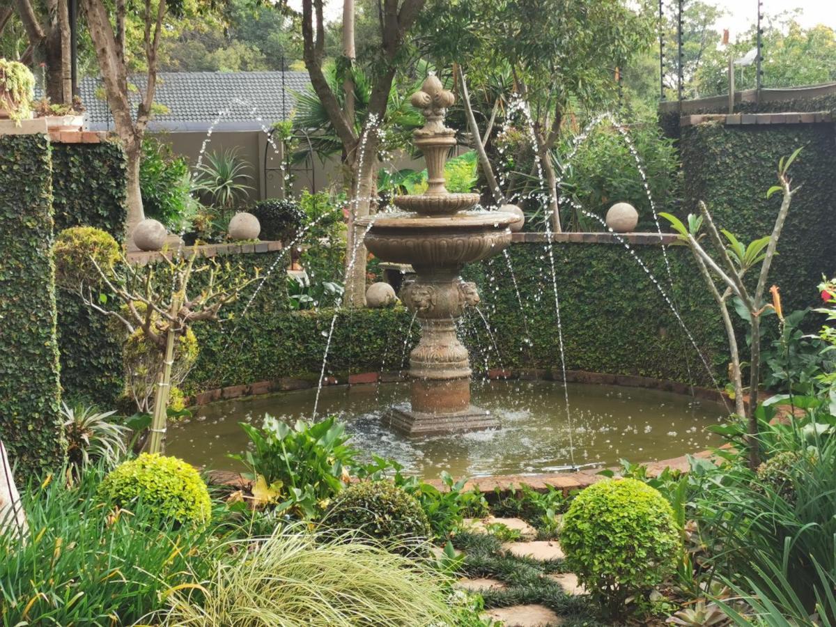 At 98 On Lynburn Guest House Pretoria-Noord Esterno foto