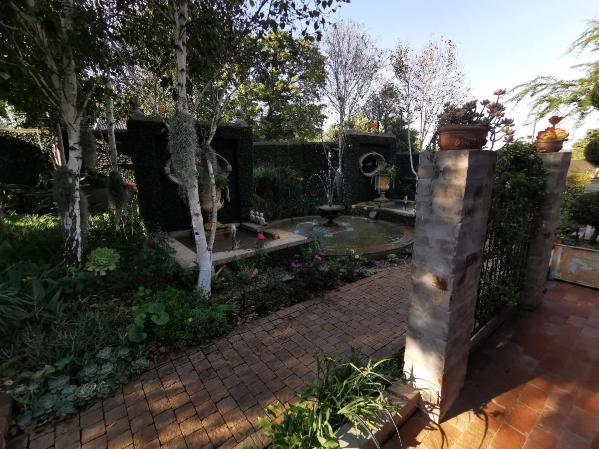 At 98 On Lynburn Guest House Pretoria-Noord Esterno foto