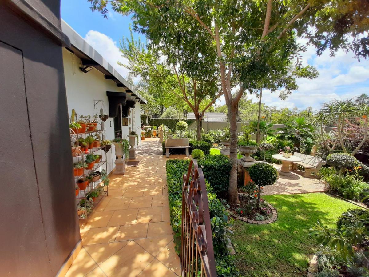 At 98 On Lynburn Guest House Pretoria-Noord Esterno foto