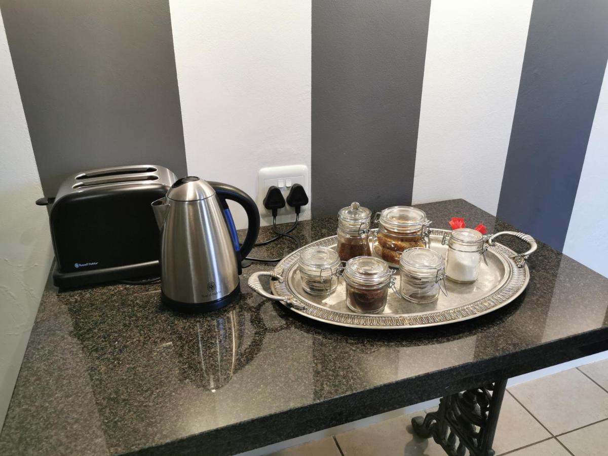 At 98 On Lynburn Guest House Pretoria-Noord Esterno foto