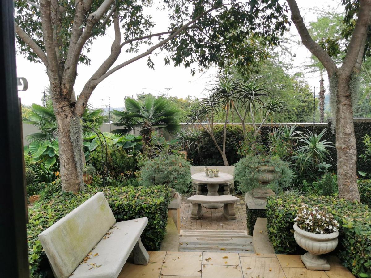 At 98 On Lynburn Guest House Pretoria-Noord Esterno foto