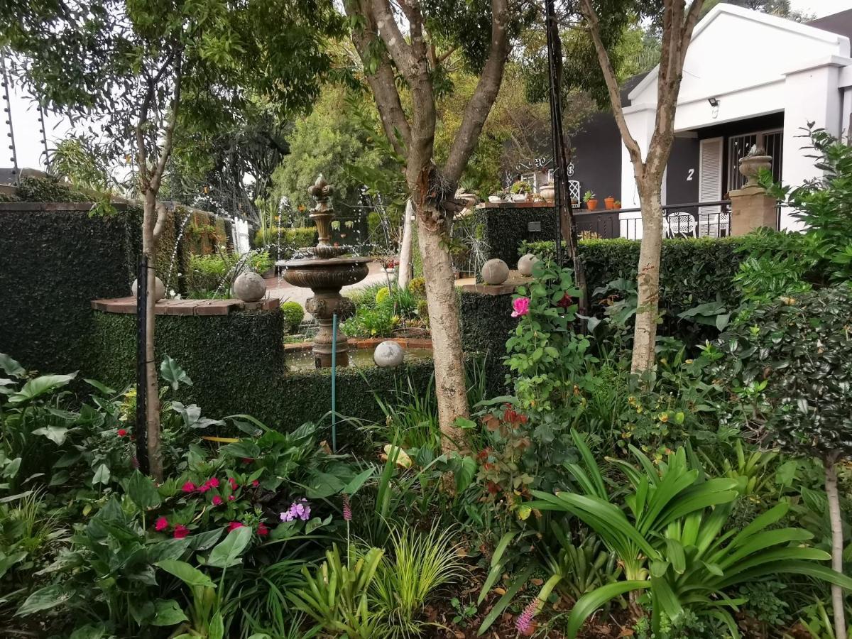 At 98 On Lynburn Guest House Pretoria-Noord Esterno foto