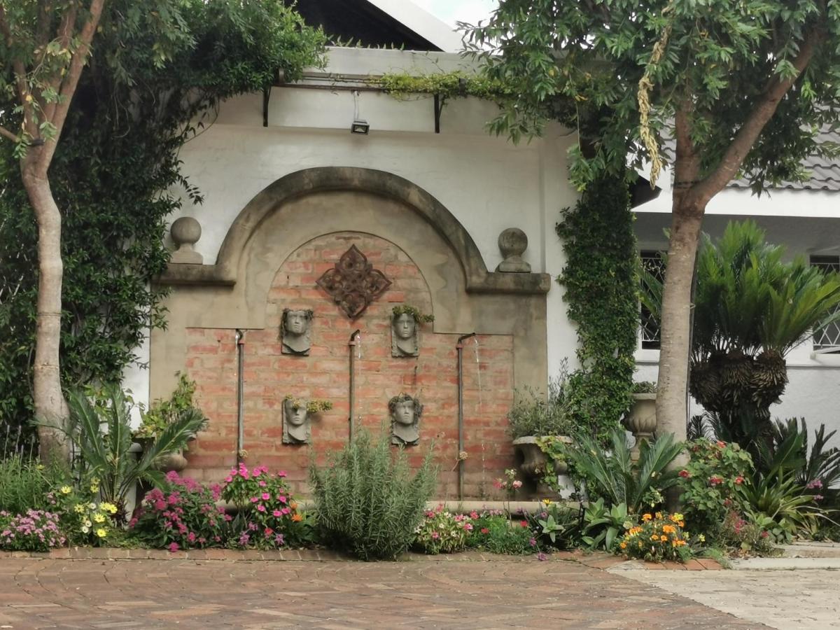 At 98 On Lynburn Guest House Pretoria-Noord Esterno foto