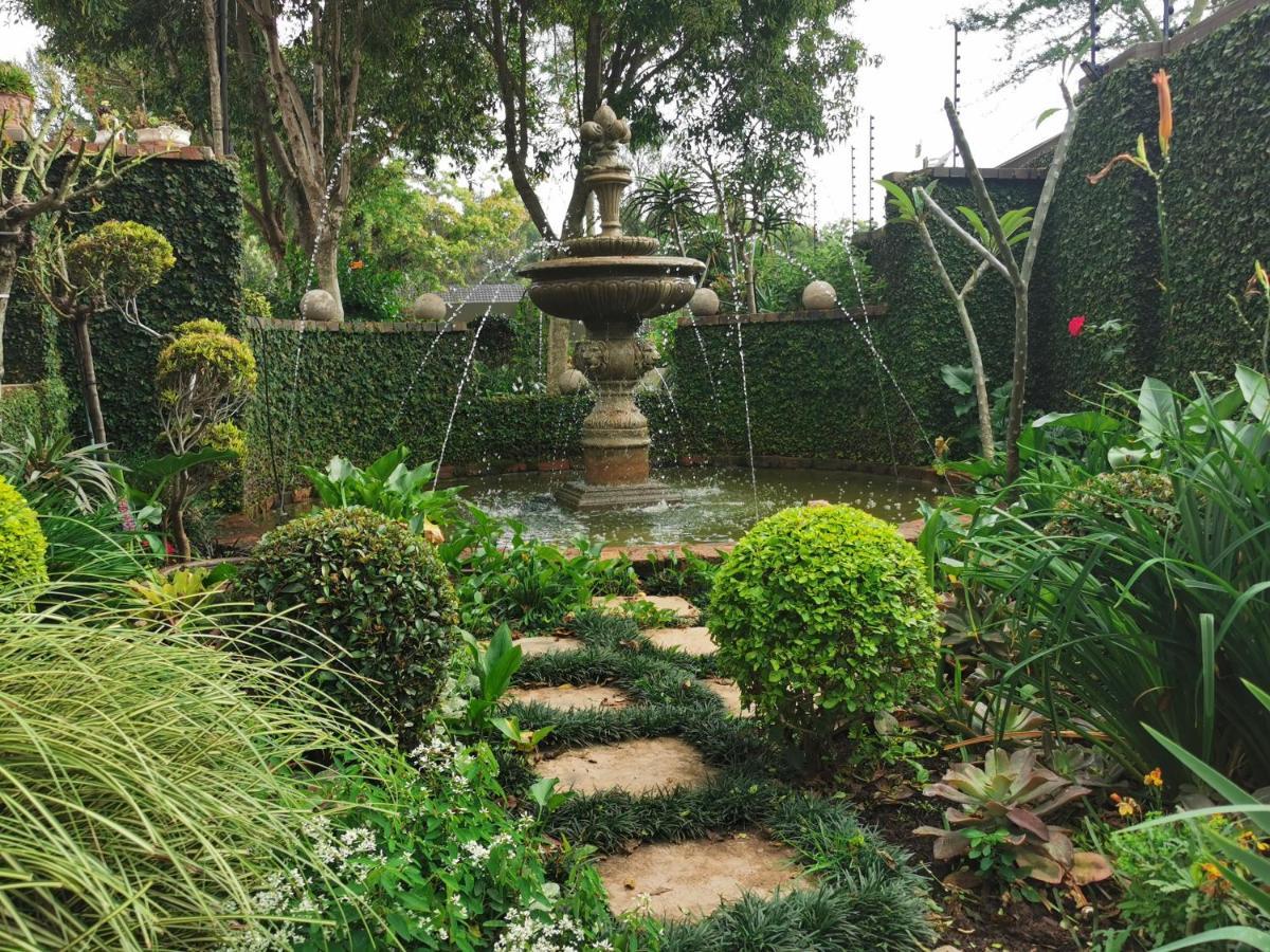 At 98 On Lynburn Guest House Pretoria-Noord Esterno foto