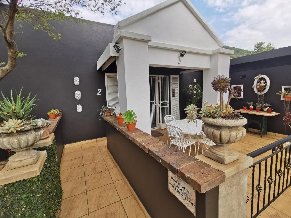 At 98 On Lynburn Guest House Pretoria-Noord Esterno foto