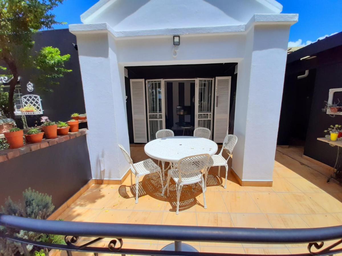 At 98 On Lynburn Guest House Pretoria-Noord Esterno foto