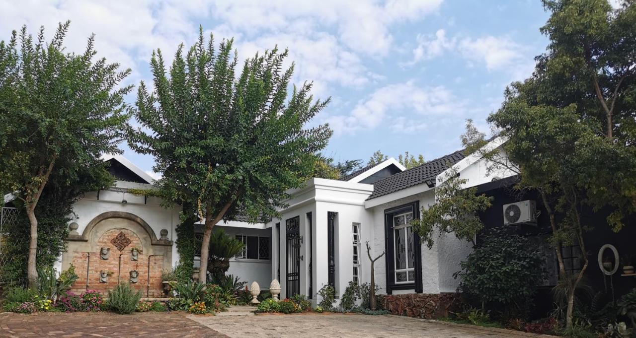 At 98 On Lynburn Guest House Pretoria-Noord Esterno foto