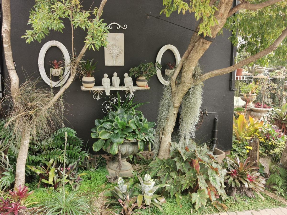 At 98 On Lynburn Guest House Pretoria-Noord Esterno foto