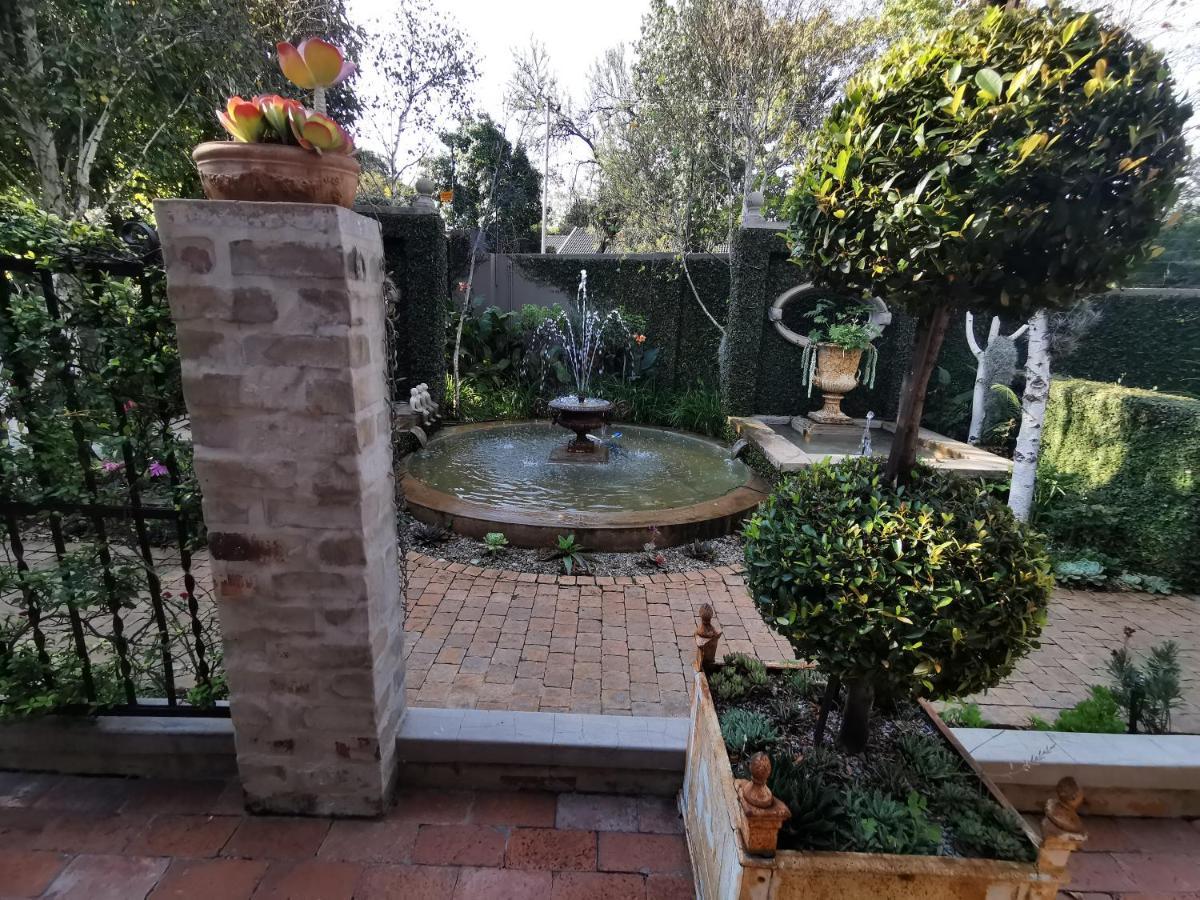 At 98 On Lynburn Guest House Pretoria-Noord Esterno foto
