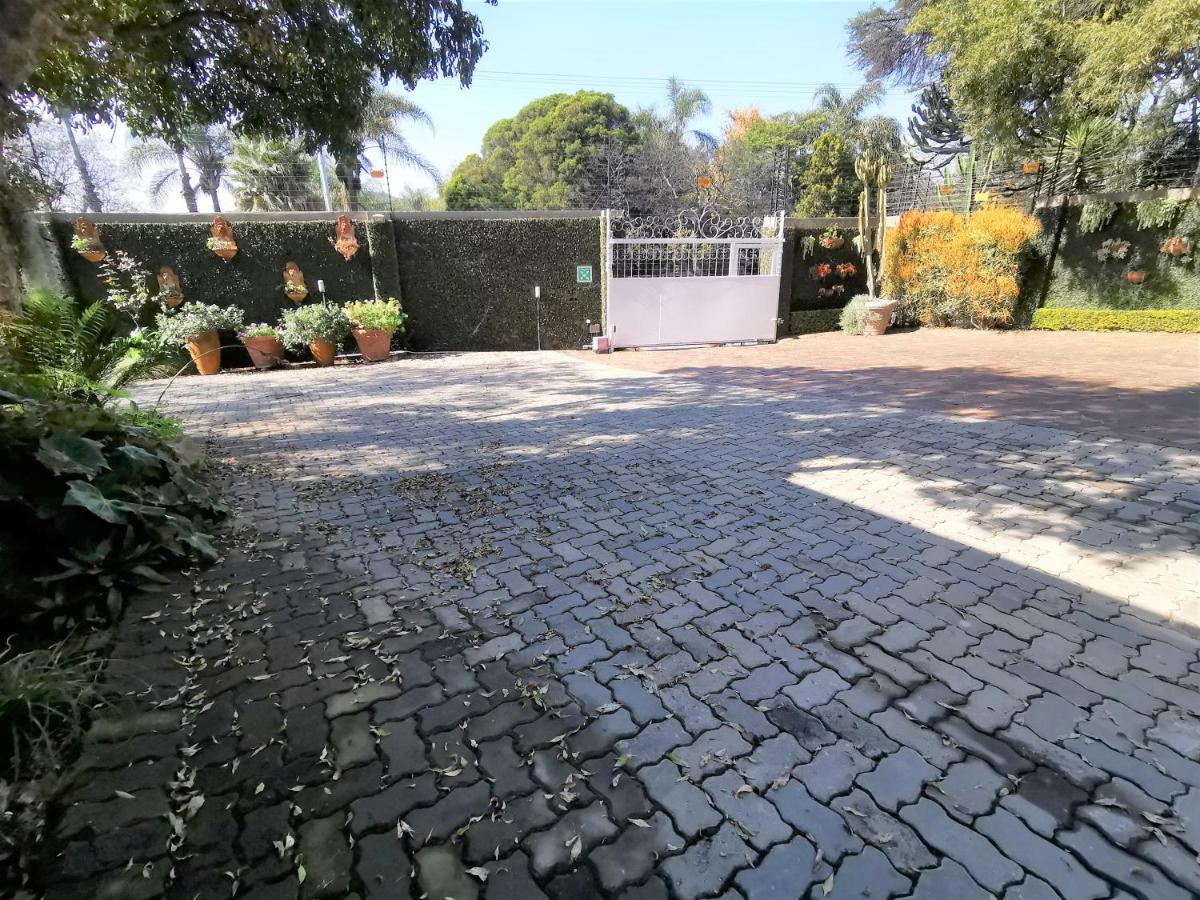 At 98 On Lynburn Guest House Pretoria-Noord Esterno foto
