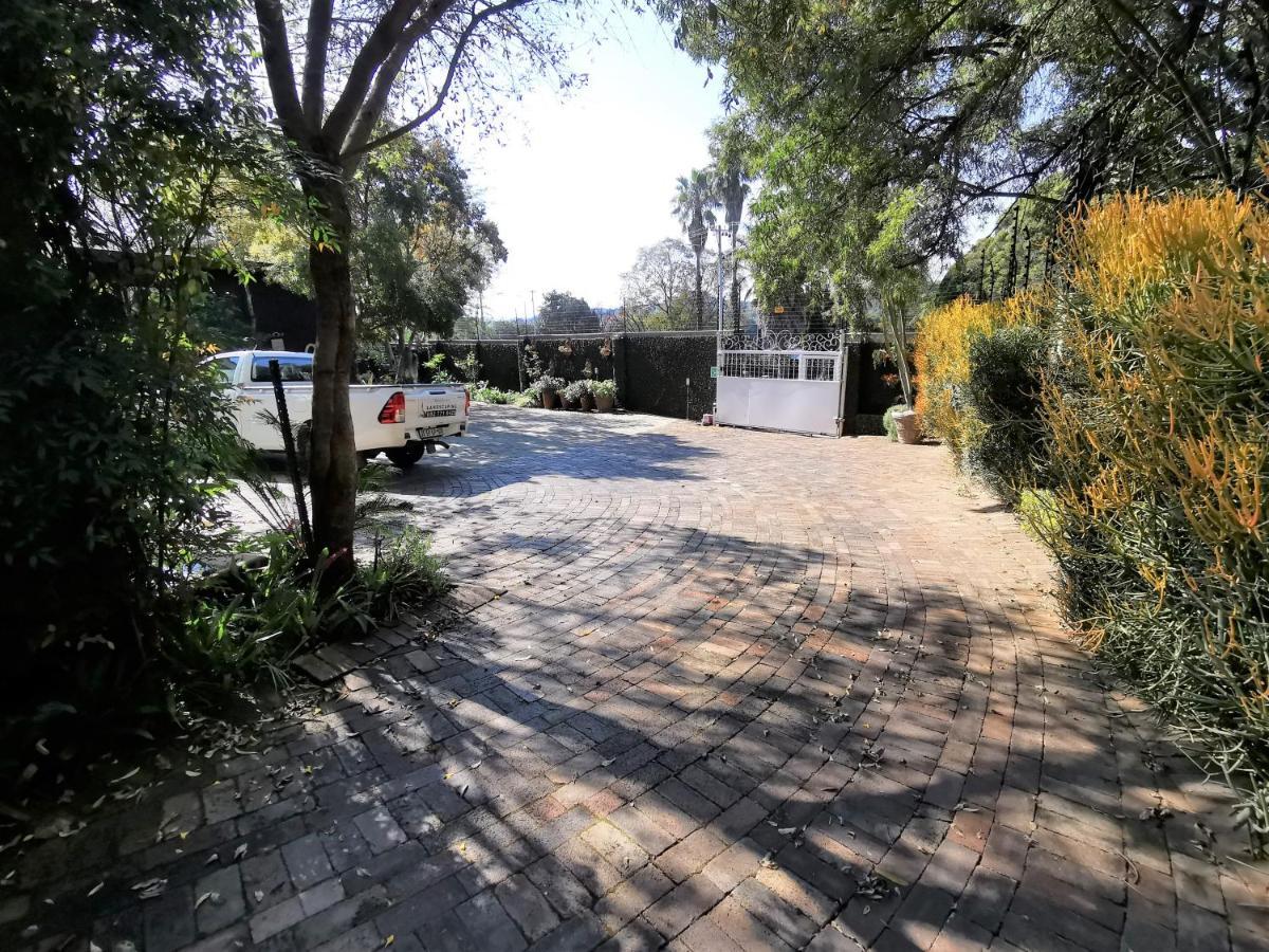 At 98 On Lynburn Guest House Pretoria-Noord Esterno foto