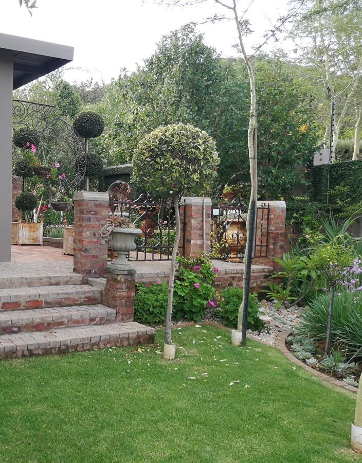 At 98 On Lynburn Guest House Pretoria-Noord Esterno foto