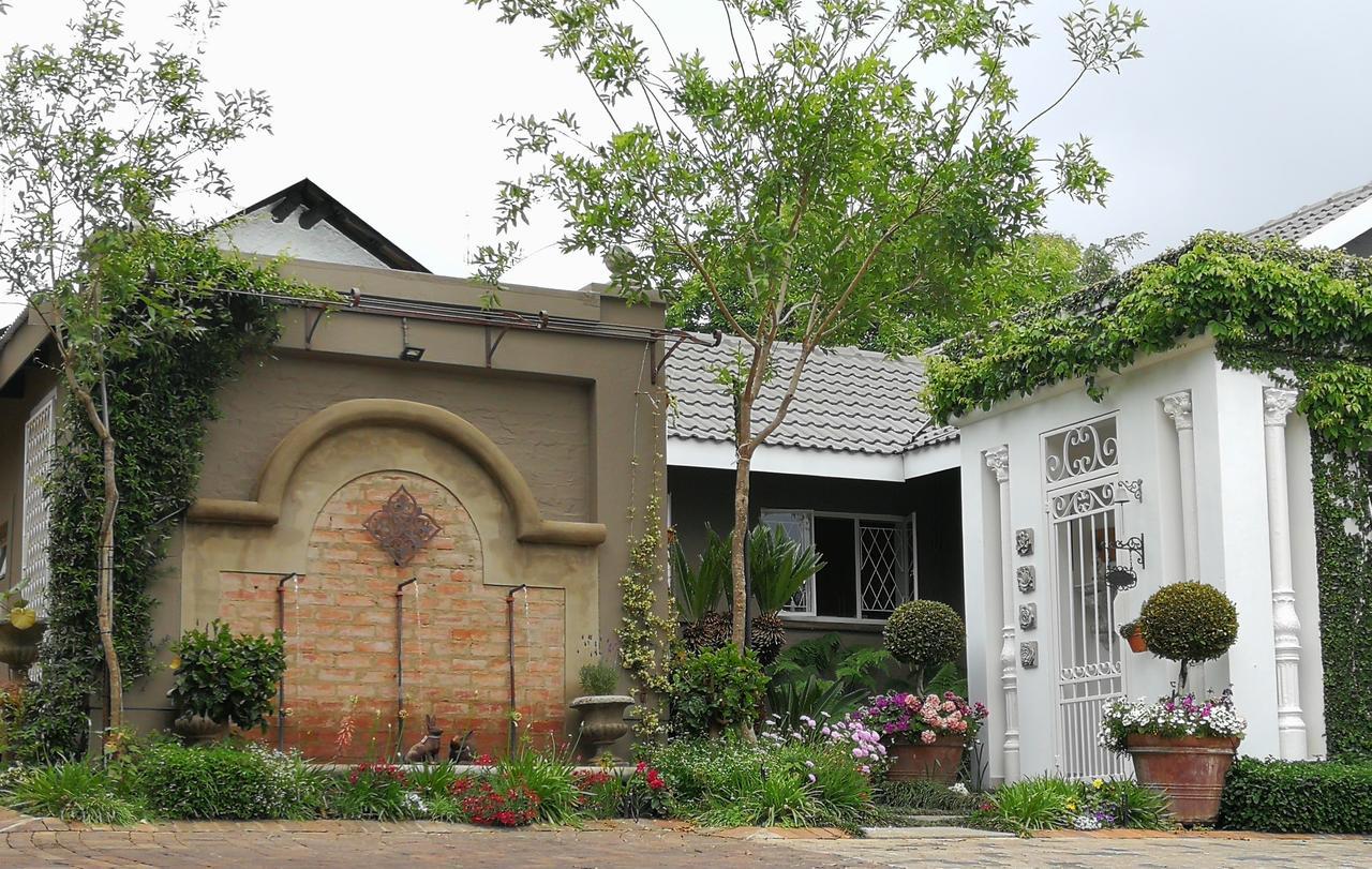 At 98 On Lynburn Guest House Pretoria-Noord Esterno foto
