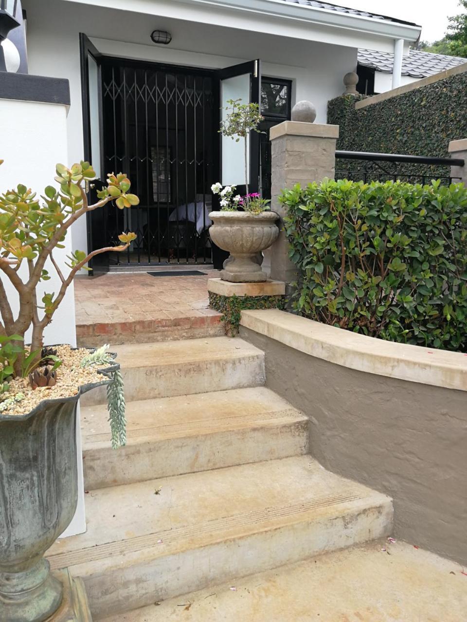 At 98 On Lynburn Guest House Pretoria-Noord Esterno foto